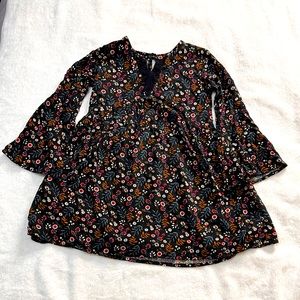 It is a colorful dress with flowers and the size is XS (4/5)